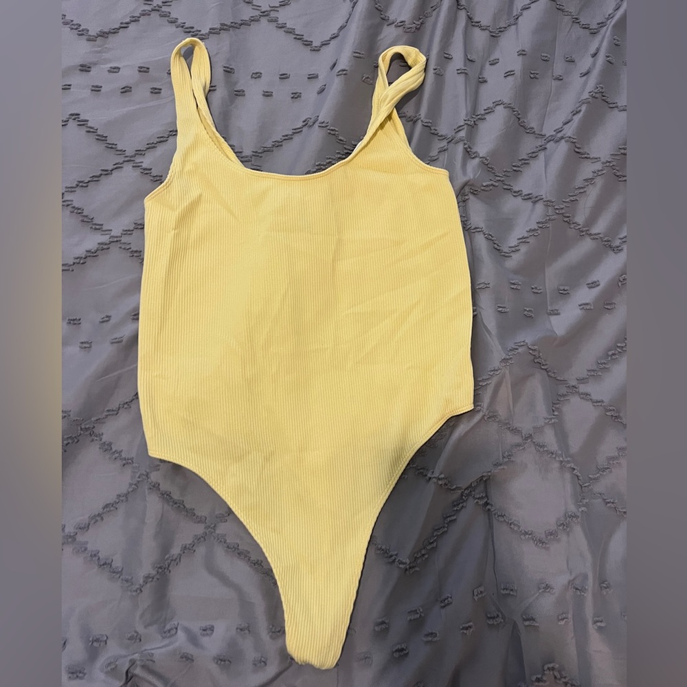 Me to We Pacsun yellow bodysuit Size S - Picture 4 of 6
